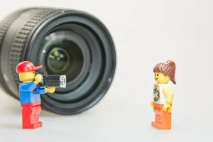 Dwa ludzki Lego na przeciwko obiektywu