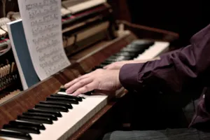 Nauka gry z popularnymi nutami na pianino